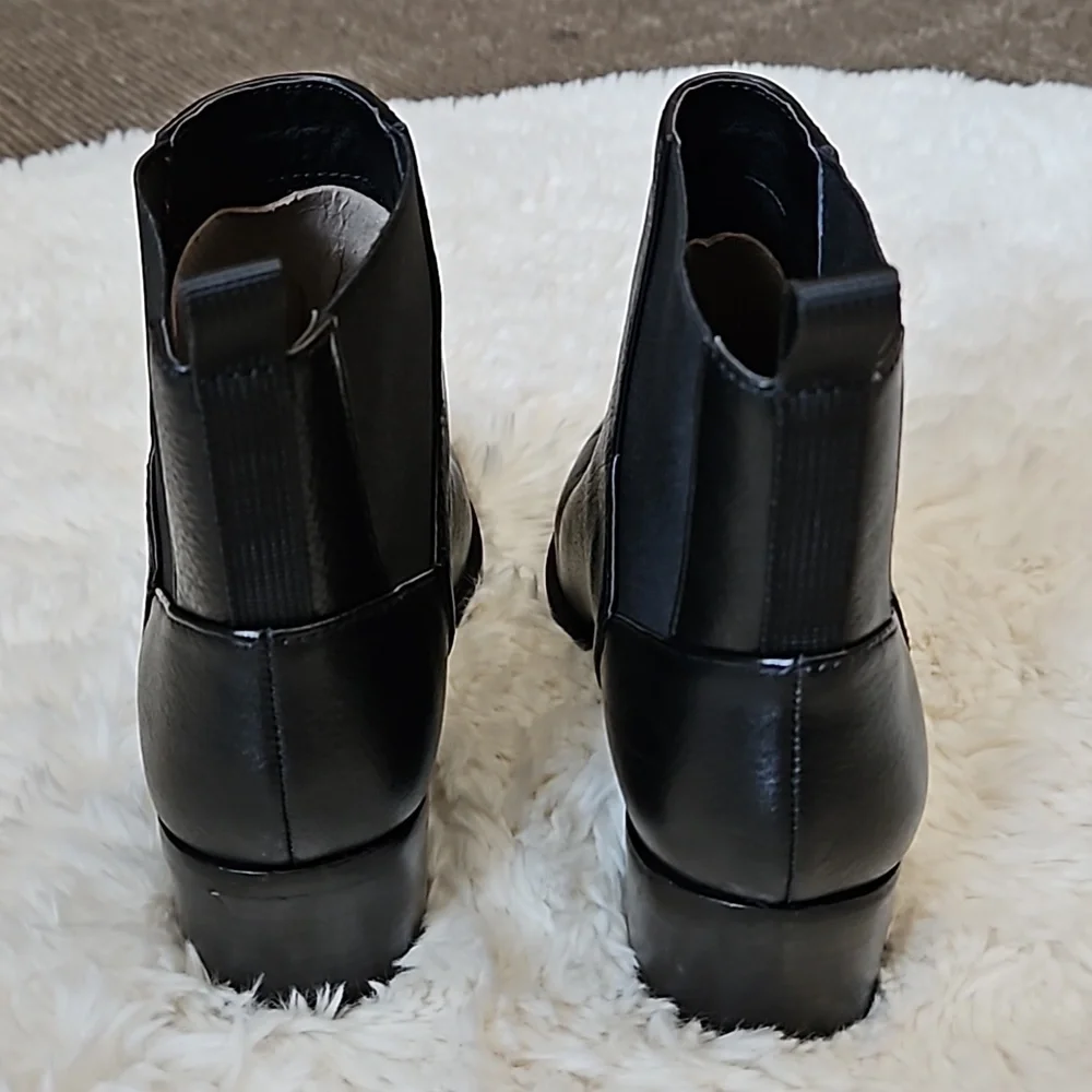 *SOLD* Chinese Filip Black Bootie, size 6, Like new with original box - Picture 7 of 12